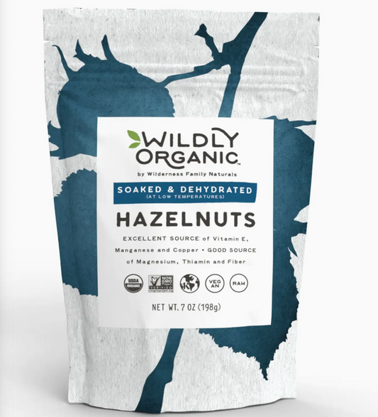 Organiese haselneute: rou, geweek en gedroogde, gesertifiseerde organiese