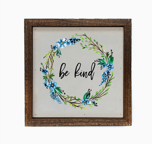 Decoración de corona con mensaje "Sé amable"